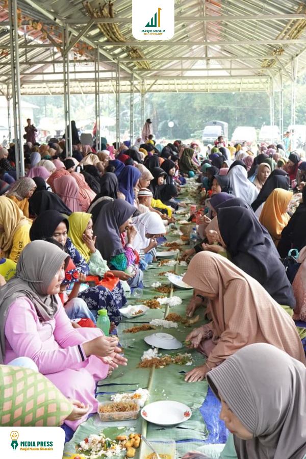 Tradisi Makan Bersama dan Edukasi Keislamaan di Masjid Muslim Billionaire