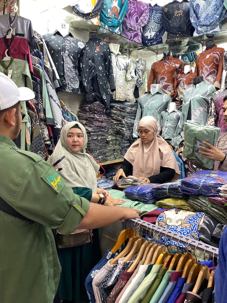 Tim Masjid Muslim Billionaire Borong Baju Lebaran di Tanah Abang untuk Dibagikan Gratis